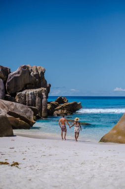 Anse Source dArgent plajı, La Digue Adası, Seyshelles, İHA hava manzaralı La Digue Seyşeller kuş bakışı, tatilde olan olgun çift Seyşeller.