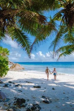 Anse Patates, La Digue Adası, Seyshelles, La Digue Seyşeller kuş bakışı drone görüntüsü, tatilde olan olgun çift ve kadın Seyşeller.