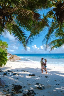 Anse Patates, La Digue Adası, Seyshelles, La Digue Seyşeller kuş bakışı drone görüntüsü, tatilde olan olgun çift ve kadın Seyşeller.