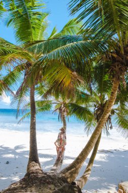 Anse Patates, La Digue Adası, Seyshelles, La Digue Seyşeller kuş bakışı drone görüntüsü, tatilde olan olgun çift ve kadın Seyşeller.