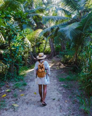Anse Cocos plajı, La Digue Adası, Seyshelles, tatildeki kadın Seyşeller