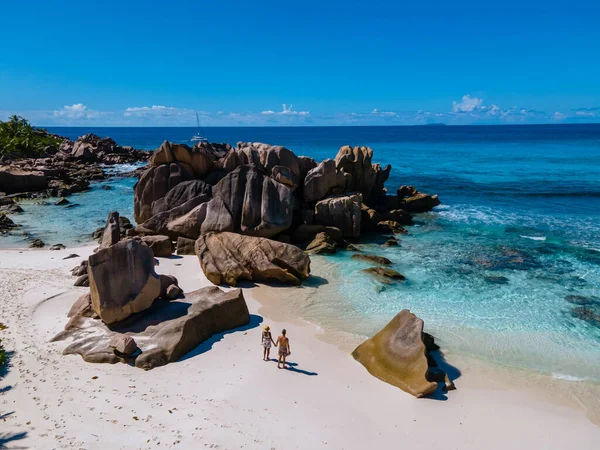 Anse Source dArgent beach, La Digue Island, Seyshelles, Drone Αεροφωτογραφία του La Digue Seychelles bird eye view, ώριμα ζευγάρια ανδρών και γυναικών στις διακοπές Σεϋχέλλες — Φωτογραφία Αρχείου