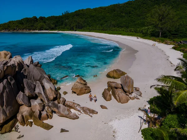 Anse Source dArgent plajı, La Digue Adası, Seyshelles, İHA hava manzaralı La Digue Seyşeller kuş bakışı, tatilde olan olgun çift Seyşeller.