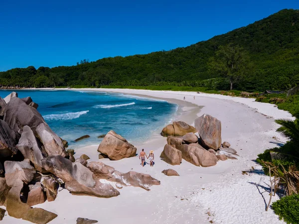 Anse Source dArgent Beach, La Digue Island, Seyshelles, Drone มุมมองทางอากาศของ La Digue Seychelles มุมมองของนก, คู่รักที่เป็นผู้ใหญ่ ชายและหญิงในวันหยุด Seychelles — ภาพถ่ายสต็อก