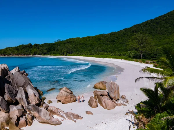 Anse Source dArgent plajı, La Digue Adası, Seyshelles, İHA hava manzaralı La Digue Seyşeller kuş bakışı, tatilde olan olgun çift Seyşeller.