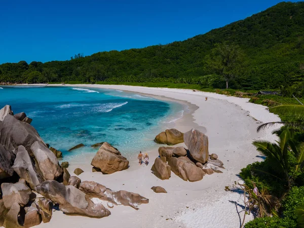 Anse Source dArgent beach, La Digue Island, Seyshelles, Drone vista aerea di La Digue Seychelles vista a volo d'uccello, coppia matura uomini e donne in vacanza Seychelles — Foto Stock