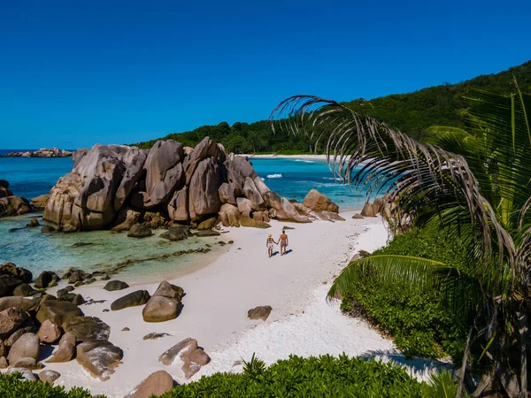 Anse Source dArgent beach, La Digue Island, Seyshelles, Drone Αεροφωτογραφία του La Digue Seychelles bird eye view, ώριμα ζευγάρια ανδρών και γυναικών στις διακοπές Σεϋχέλλες — Φωτογραφία Αρχείου