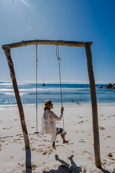 Strand van Anse Cocos, La Digue Island, Seyshelles, vrouw op vakantie — Stockfoto