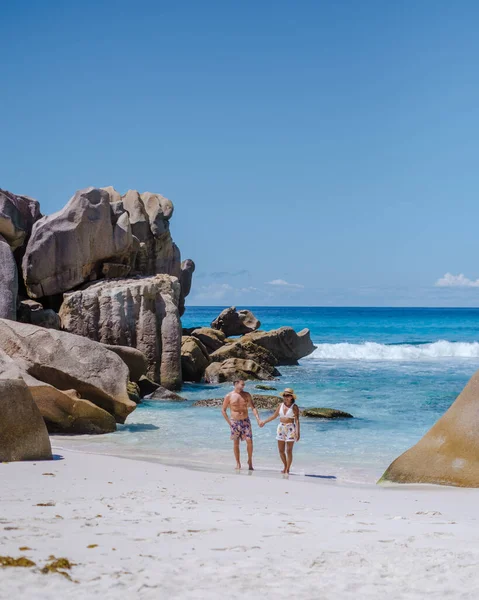 Anse Source dArgent plajı, La Digue Adası, Seyshelles, İHA hava manzaralı La Digue Seyşeller kuş bakışı, tatilde olan olgun çift Seyşeller.