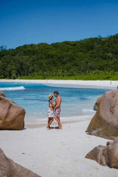 Anse Source dArgent plajı, La Digue Adası, Seyshelles, İHA hava manzaralı La Digue Seyşeller kuş bakışı, tatilde olan olgun çift Seyşeller.