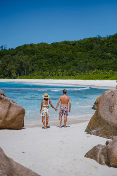Anse Source dArgent plajı, La Digue Adası, Seyshelles, İHA hava manzaralı La Digue Seyşeller kuş bakışı, tatilde olan olgun çift Seyşeller.