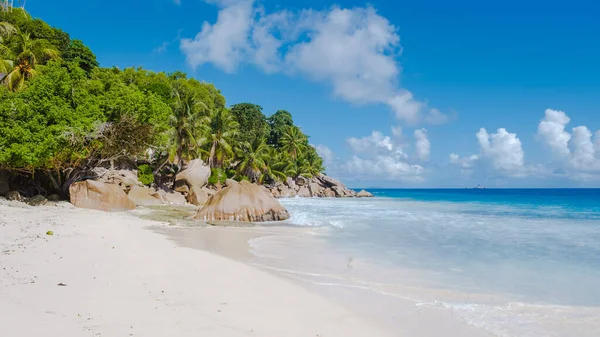 Anse Patates playa, La Digue Island, Seyshelles, playa blanca con el océano azul y palmeras —  Fotos de Stock