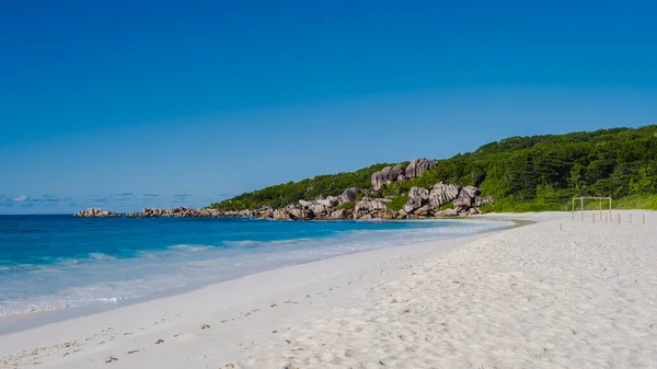 Anse Cocos Beach, La Digue Island, Seychelles, Tropical white beach with the turquoise colored ocean. — Stockfoto