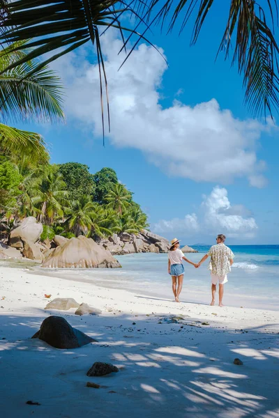Anse Patates, La Digue Island, Seyshelles, Drone vista aérea de La Digue Seychelles vista de pájaro, pareja adulta hombres y mujeres de vacaciones Seychelles —  Fotos de Stock