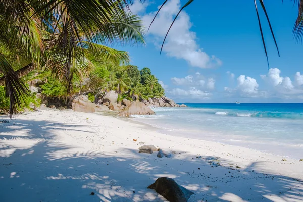 Anse Patates beach, La Digue Island, Seyshelles, white beach with blue ocean and palm trees — Stockfoto