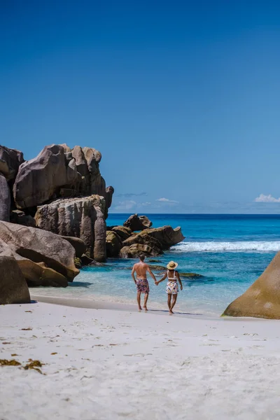 Anse Source dArgent beach, La Digue Island, Seyshelles, Drone Αεροφωτογραφία του La Digue Seychelles bird eye view, ώριμα ζευγάρια ανδρών και γυναικών στις διακοπές Σεϋχέλλες — Φωτογραφία Αρχείου