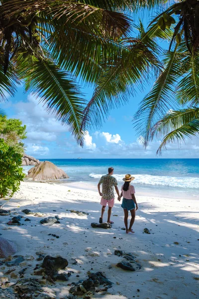 Anse Patates, La Digue Island, Seyshelles, Drone vista aerea di La Digue Seychelles vista a volo d'uccello, coppia matura uomini e donne in vacanza Seychelles — Foto Stock