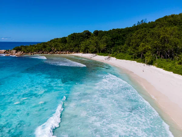 Playa Anse Cocos, Isla La Digue, Seychelles, Playa tropical blanca con el océano de color turquesa. — Foto de Stock