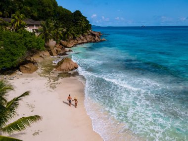 Anse Patates, La Digue Adası, Seyshelles, La Digue Seyşeller kuş bakışı drone görüntüsü, tatilde olan olgun çift ve kadın Seyşeller.
