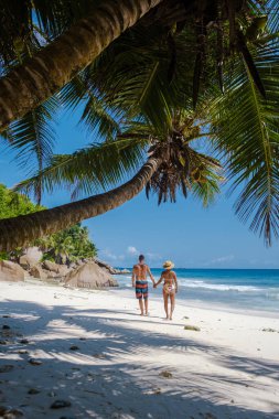 Anse Patates, La Digue Adası, Seyshelles, La Digue Seyşeller kuş bakışı drone görüntüsü, tatilde olan olgun çift ve kadın Seyşeller.