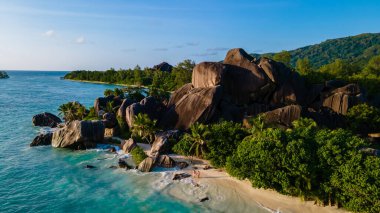 Anse Source dArgent plajı, La Digue Adası, Seyshelles, La Digue Seyşeller 'in kuş bakışı görüntüsü.