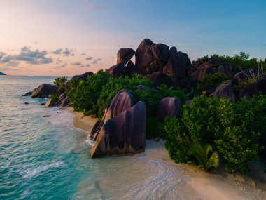 Anse Source dArgent plajı, La Digue Adası, Seyshelles, La Digue Seyşeller 'in kuş bakışı görüntüsü.