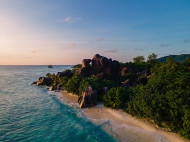 Anse Source dArgent plajı, La Digue Adası, Seyshelles, La Digue Seyşeller 'in kuş bakışı görüntüsü.