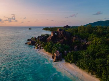 Anse Source dArgent plajı, La Digue Adası, Seyshelles, La Digue Seyşeller 'in kuş bakışı görüntüsü.