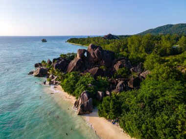 Anse Source dArgent plajı, La Digue Adası, Seyshelles, La Digue Seyşeller 'in kuş bakışı görüntüsü.