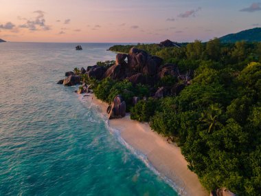 Anse Source dArgent plajı, La Digue Adası, Seyshelles, La Digue Seyşeller 'in kuş bakışı görüntüsü.