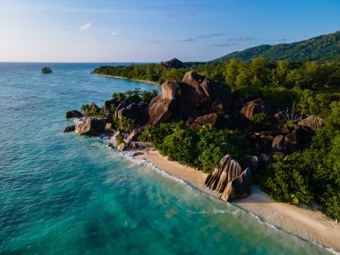 Anse Source dArgent plajı, La Digue Adası, Seyshelles, La Digue Seyşeller 'in kuş bakışı görüntüsü.