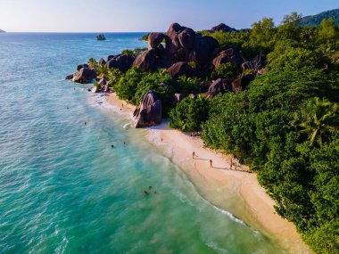 Anse Source dArgent plajı, La Digue Adası, Seyshelles, La Digue Seyşeller 'in kuş bakışı görüntüsü.