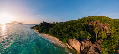 Anse Source dArgent plajı, La Digue Adası, Seyshelles, La Digue Seyşeller 'in kuş bakışı görüntüsü.