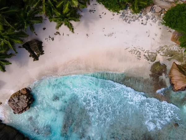 Anse Patates beach, La Digue Island, Seyshelles, white beach with blue ocean and palm trees — Stockfoto