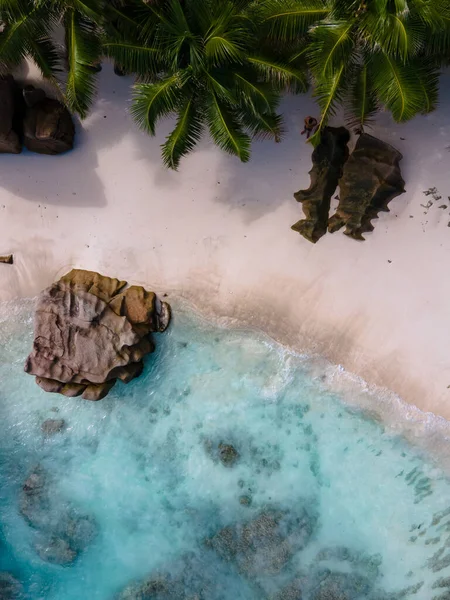 Анс Пататс, острів Ла - Діг "ю, Сейшельські острови, білий пляж з блакитним океаном і пальмами. — стокове фото