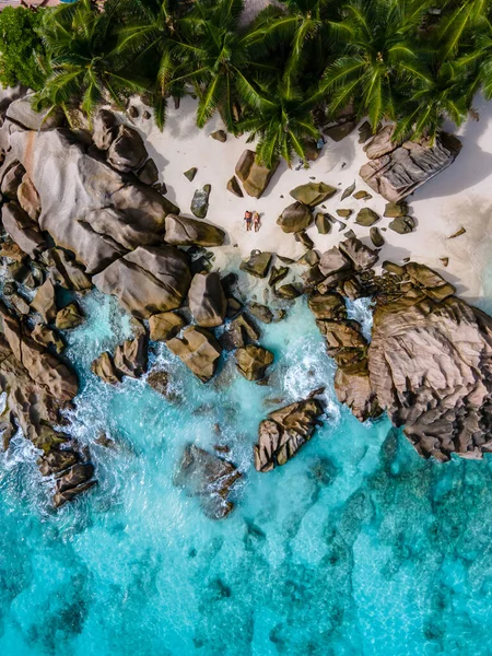 Anse Patates, La Digue Adası, Seyshelles, La Digue Seyşeller kuş bakışı drone görüntüsü, tatilde olan olgun çift ve kadın Seyşeller. — Stok fotoğraf