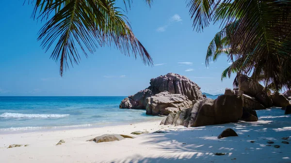 Anse Patates παραλία, La Digue Island, Seyshelles, λευκή παραλία με μπλε ωκεανό και φοίνικες — Φωτογραφία Αρχείου