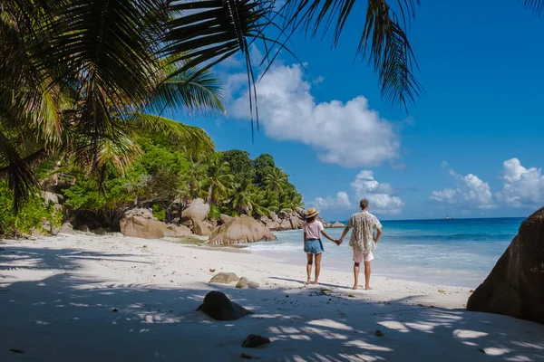 Anse Patates, La Digue Island, Seyshellerna, Drone antenn syn på La Digue Seychellerna fågelperspektiv, mogna par män och kvinnor på semester Seychellerna — Stockfoto