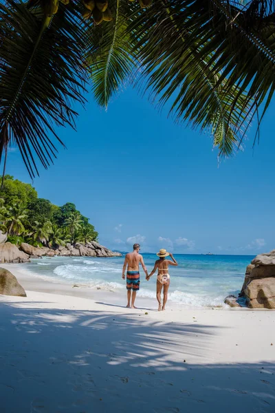 Anse Patates, La Digue Island, Seyshelles, Drone luchtfoto van La Digue Seychellen vogelperspectief, volwassen stel mannen en vrouwen op vakantie Seychellen — Stockfoto