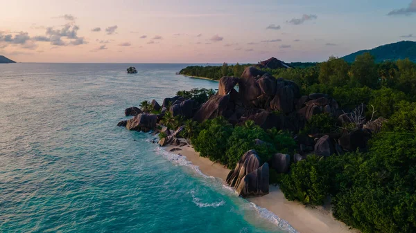 Anse Source dArgent plajı, La Digue Adası, Seyshelles, La Digue Seyşeller 'in kuş bakışı görüntüsü.