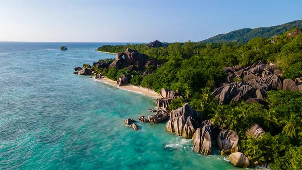 Anse Source dArgent plajı, La Digue Adası, Seyshelles, La Digue Seyşeller 'in kuş bakışı görüntüsü.