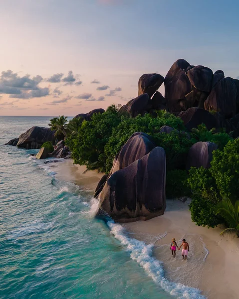 Anse Source dArgent beach, La Digue Island, Seyshelles, Drone vista aerea di La Digue Seychelles bird eye view, coppia di uomini e donne che camminano in spiaggia durante il tramonto in una vacanza di lusso — Foto Stock