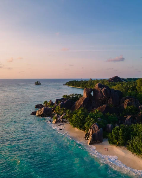 Anse Source dArgent Strand, Insel La Digue, Seyshellen, Drone Luftaufnahme von La Digue Seychellen Vogelperspektive, Paar Männer und Frauen am Strand beim Sonnenuntergang in einem Luxus-Urlaub — Stockfoto