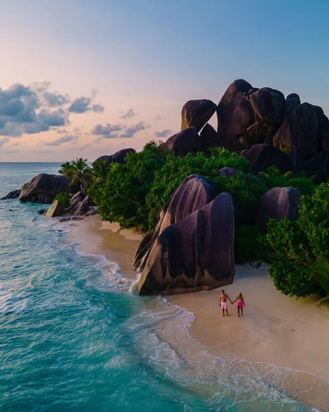 Anse Source dArgent beach, La Digue Island, Seyshelles, Drone vista aerea di La Digue Seychelles bird eye view, coppia di uomini e donne che camminano in spiaggia durante il tramonto in una vacanza di lusso — Foto Stock