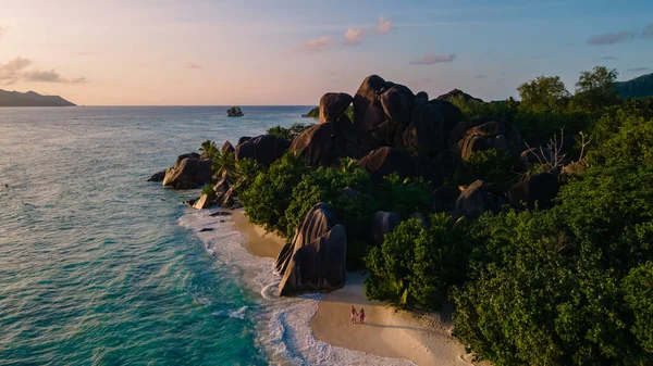 Anse Source dArgent Strand, Insel La Digue, Seyshellen, Drone Luftaufnahme von La Digue Seychellen Vogelperspektive, Paar Männer und Frauen am Strand beim Sonnenuntergang in einem Luxus-Urlaub — Stockfoto