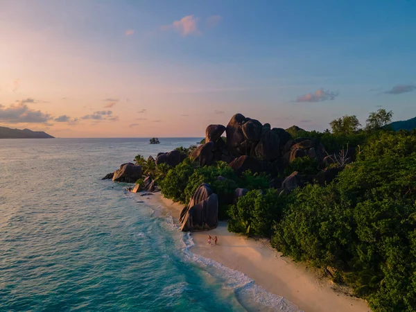 Anse Source dArgent beach, La Digue Island, Seyshelles, Drone vista aerea di La Digue Seychelles bird eye view, coppia di uomini e donne che camminano in spiaggia durante il tramonto in una vacanza di lusso — Foto Stock