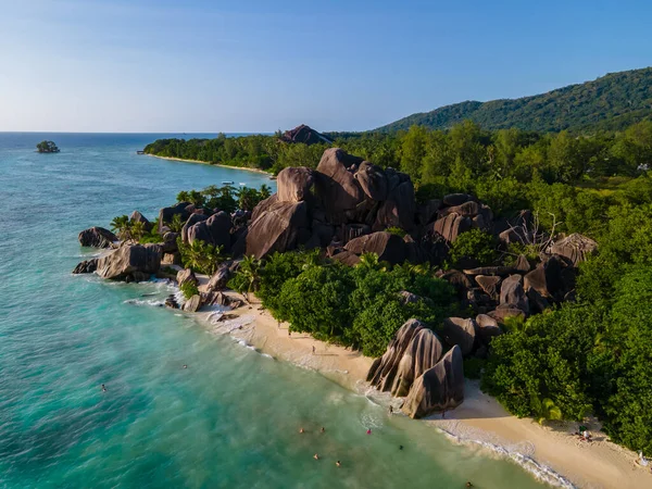 Anse Source dArgent plajı, La Digue Adası, Seyshelles, La Digue Seyşeller 'in kuş bakışı görüntüsü.