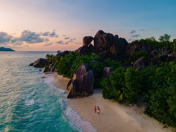 Anse Source dArgent beach, La Digue Island, Seyshelles, Drone vista aerea di La Digue Seychelles bird eye view, coppia di uomini e donne che camminano in spiaggia durante il tramonto in una vacanza di lusso — Foto Stock