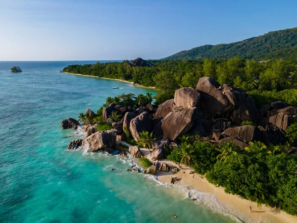 Anse Source dArgent plajı, La Digue Adası, Seyshelles, La Digue Seyşeller 'in kuş bakışı görüntüsü.