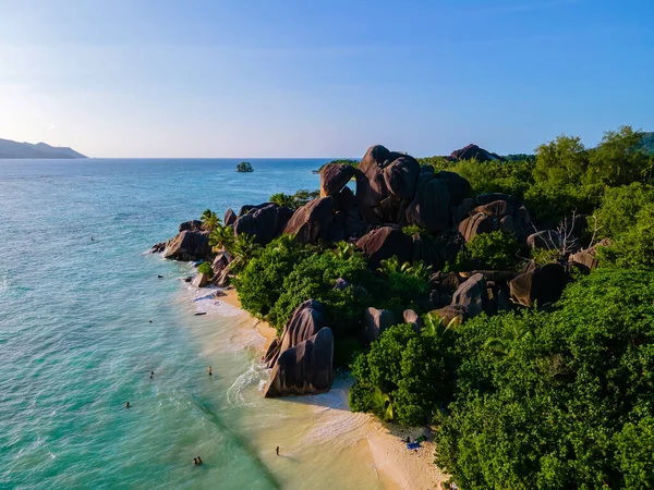 Anse Source dArgent plajı, La Digue Adası, Seyshelles, La Digue Seyşeller 'in kuş bakışı görüntüsü.